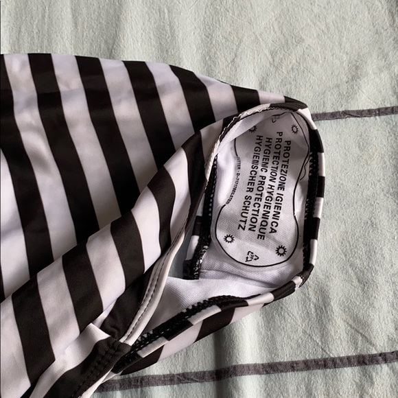 NWOT Black and White Striped Cross Back Swimsuit - Picture 4 of 5